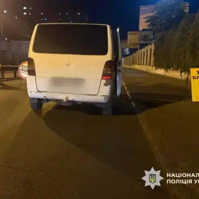 ДТП в Одесі: BMW протаранив 4 авто на блокпосту, постраждали поліцейські та військові